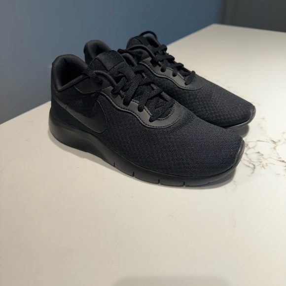 NIKE Running Shoes. Black, Size 5 - Picture 2 of 15